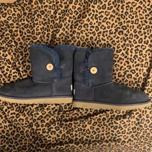 Navy blue Bailey button UGGS size 5